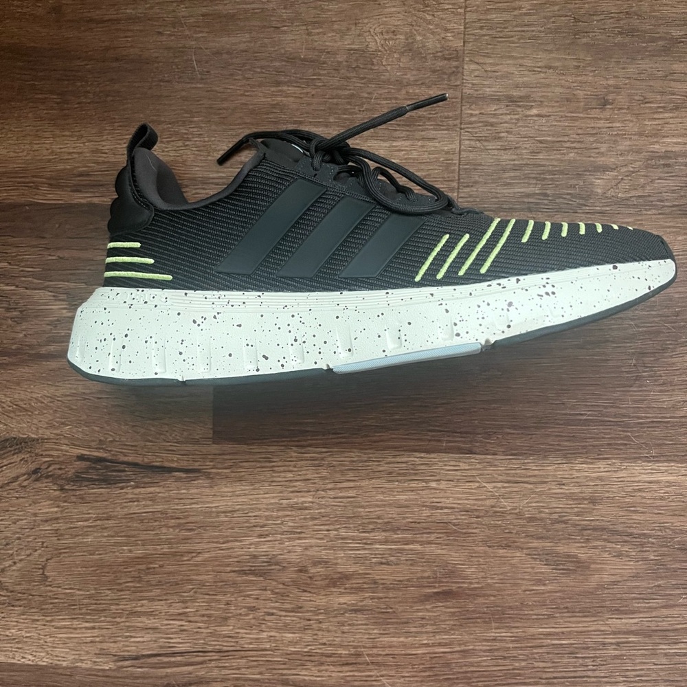 NWOT. MEN'S ADIDAS SWIFT RUN 23 SNEAKERS. SIZE 11.